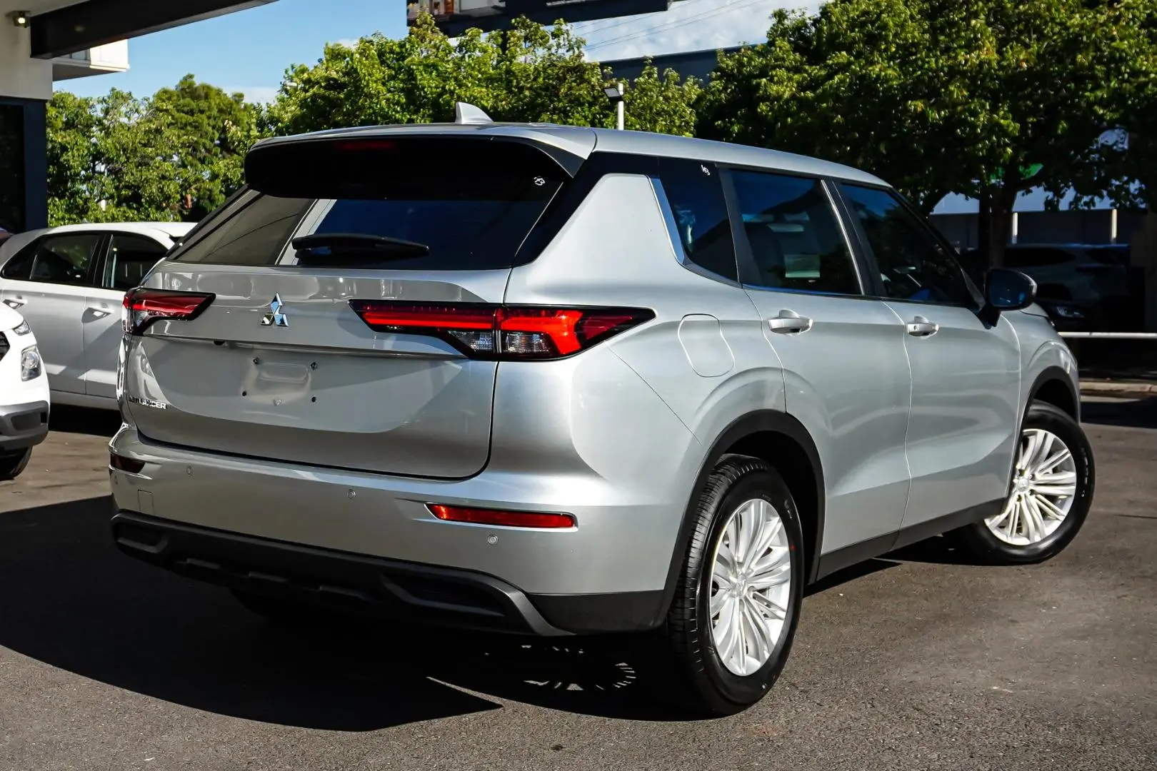 2023 Mitsubishi Outlander Gallery Image 3