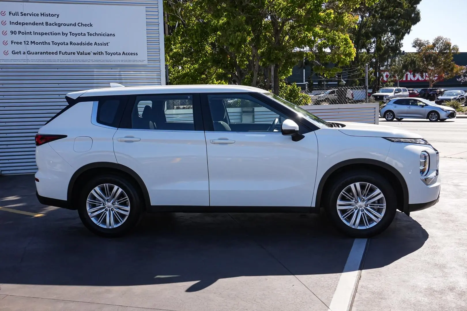 2024 Mitsubishi Outlander Gallery Image 3