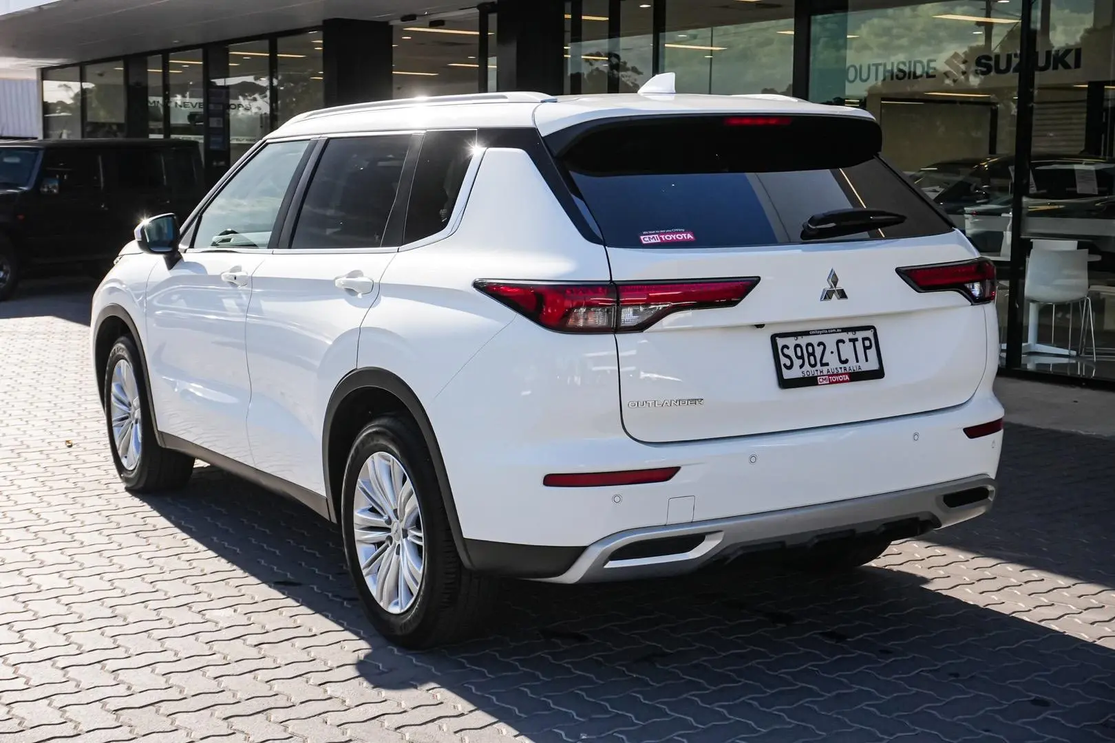 2022 Mitsubishi Outlander Gallery Image 3