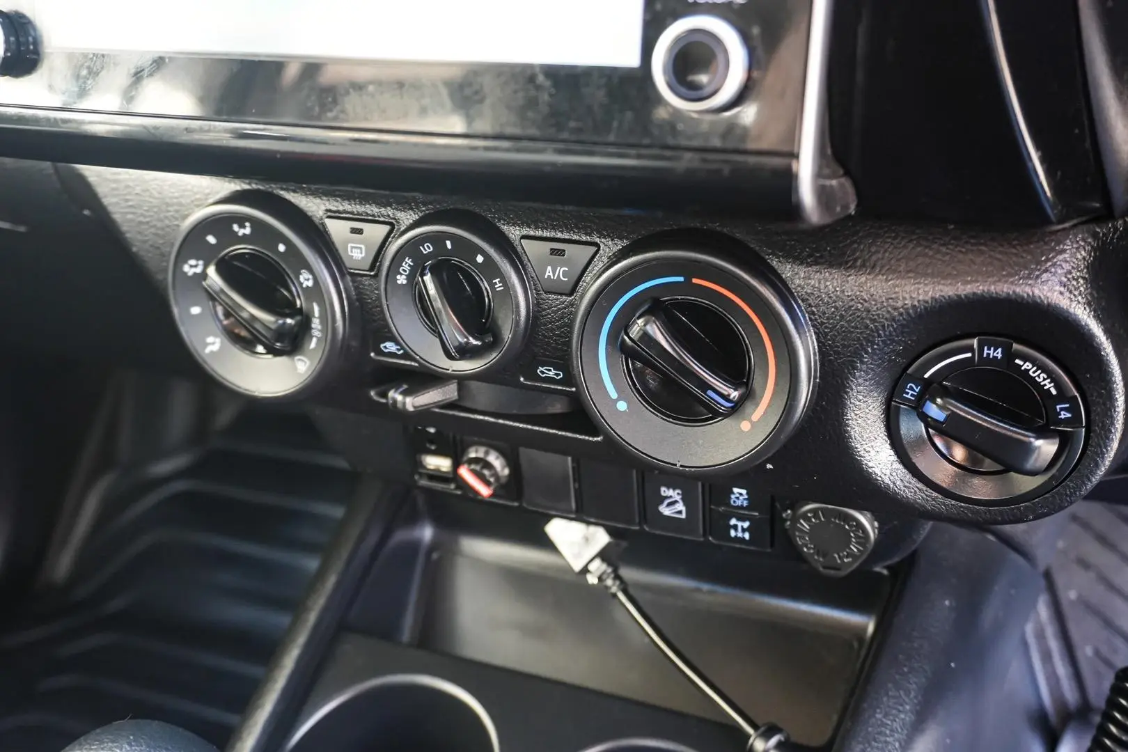 2022 Toyota Hilux Gallery Image 22