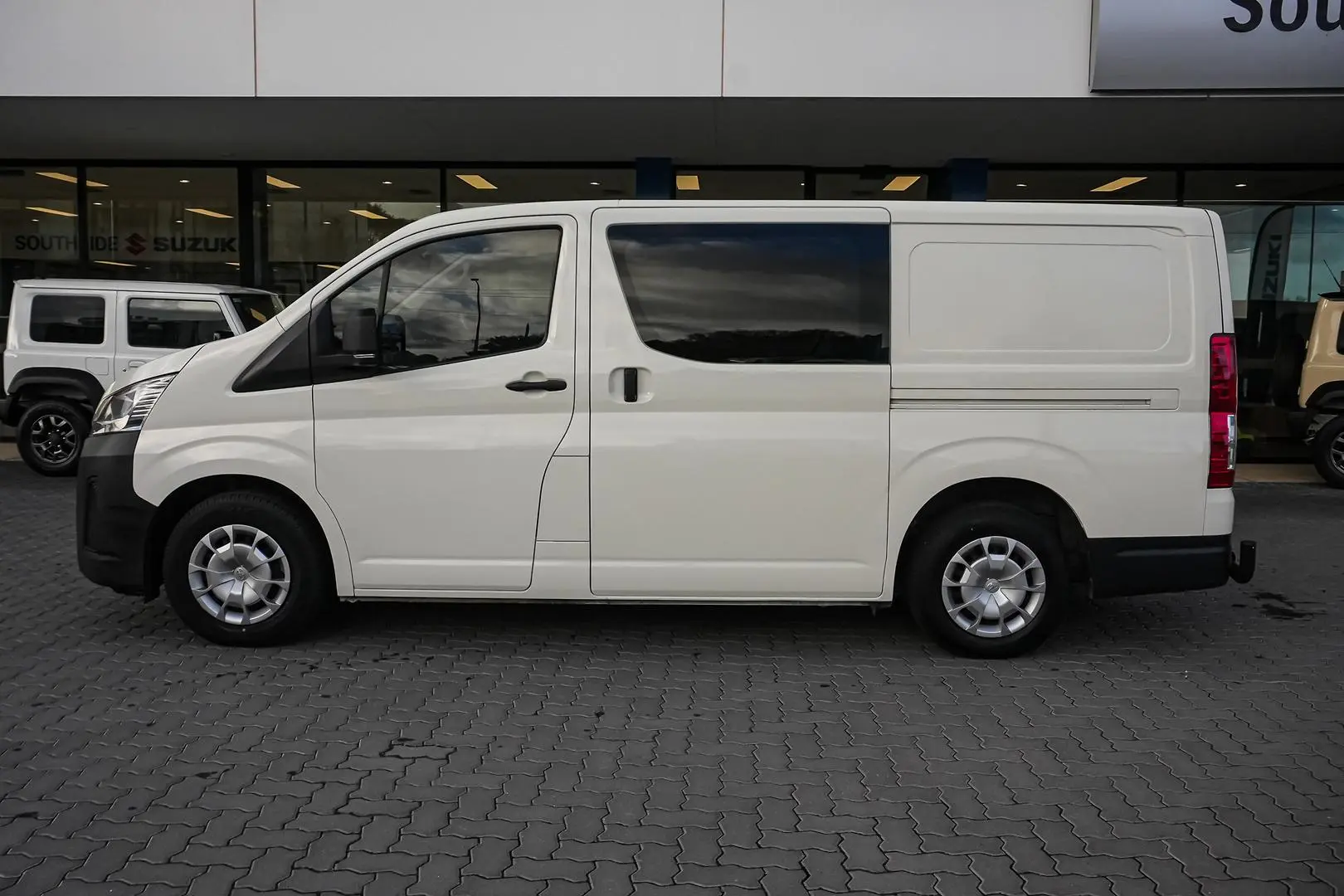 2021 Toyota Hiace Gallery Image 4