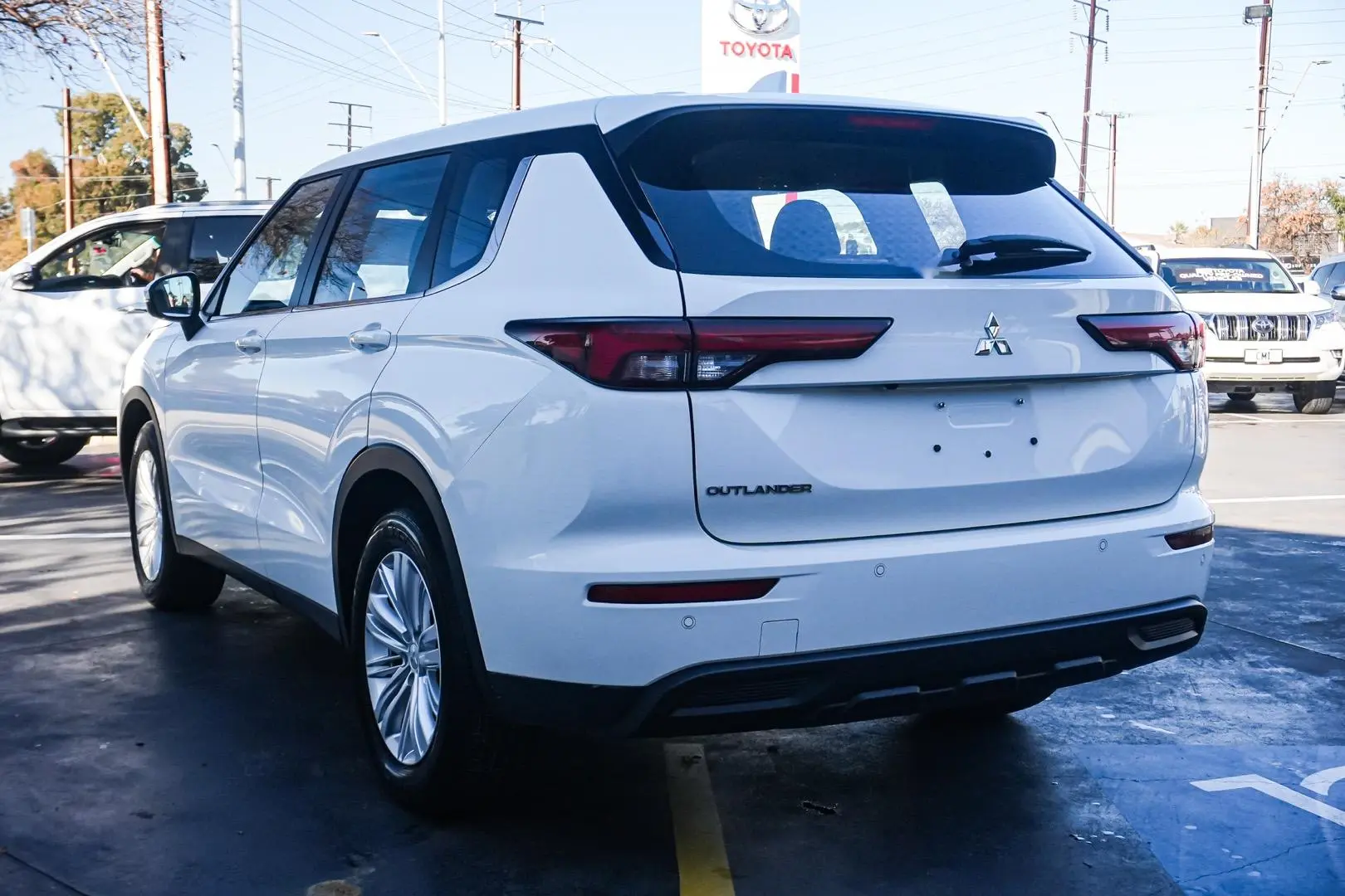 2023 Mitsubishi Outlander Gallery Image 3