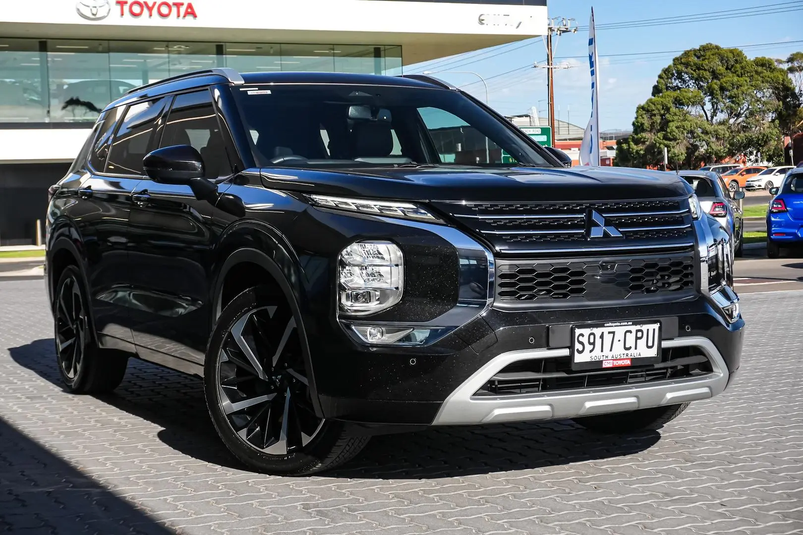 2021 Mitsubishi Outlander Gallery Image 2