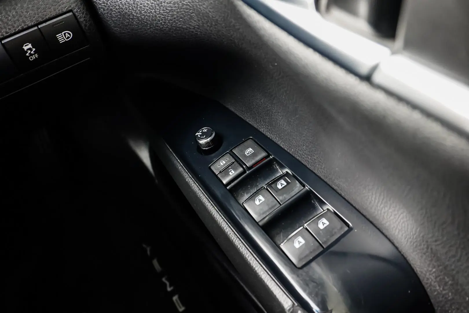 2019 Toyota Camry Gallery Image 21