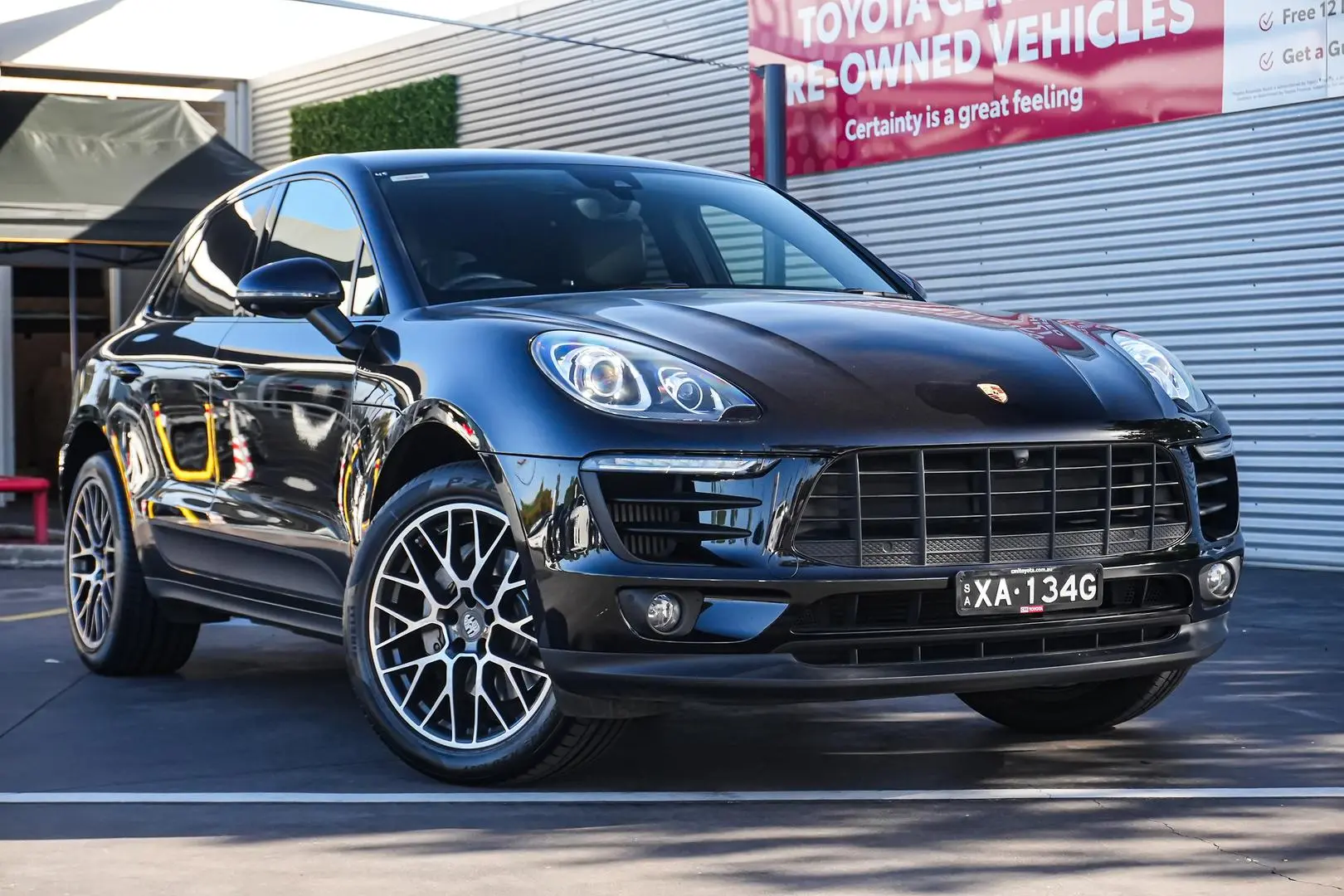 2018 Porsche Macan Gallery Image 2