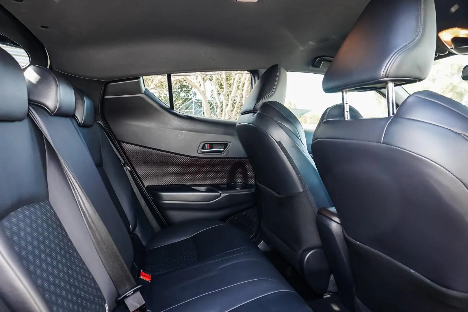 2017 Toyota C-HR Gallery Image 8