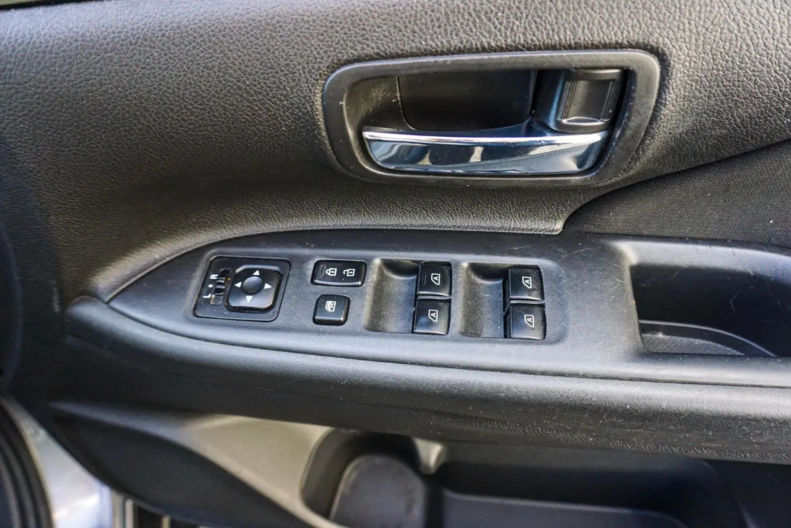 2020 Mitsubishi Outlander Gallery Image 16