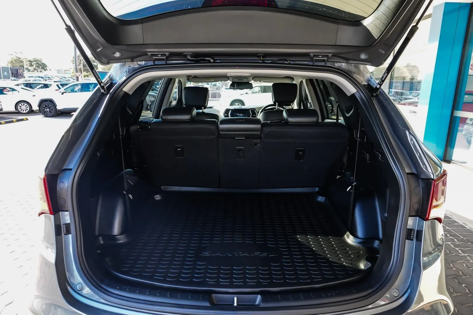 2017 Hyundai Santa Fe Gallery Image 9