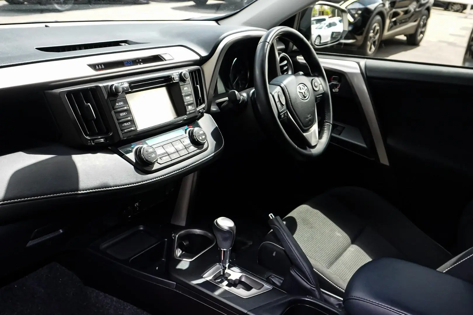 2018 Toyota RAV4 Gallery Image 10