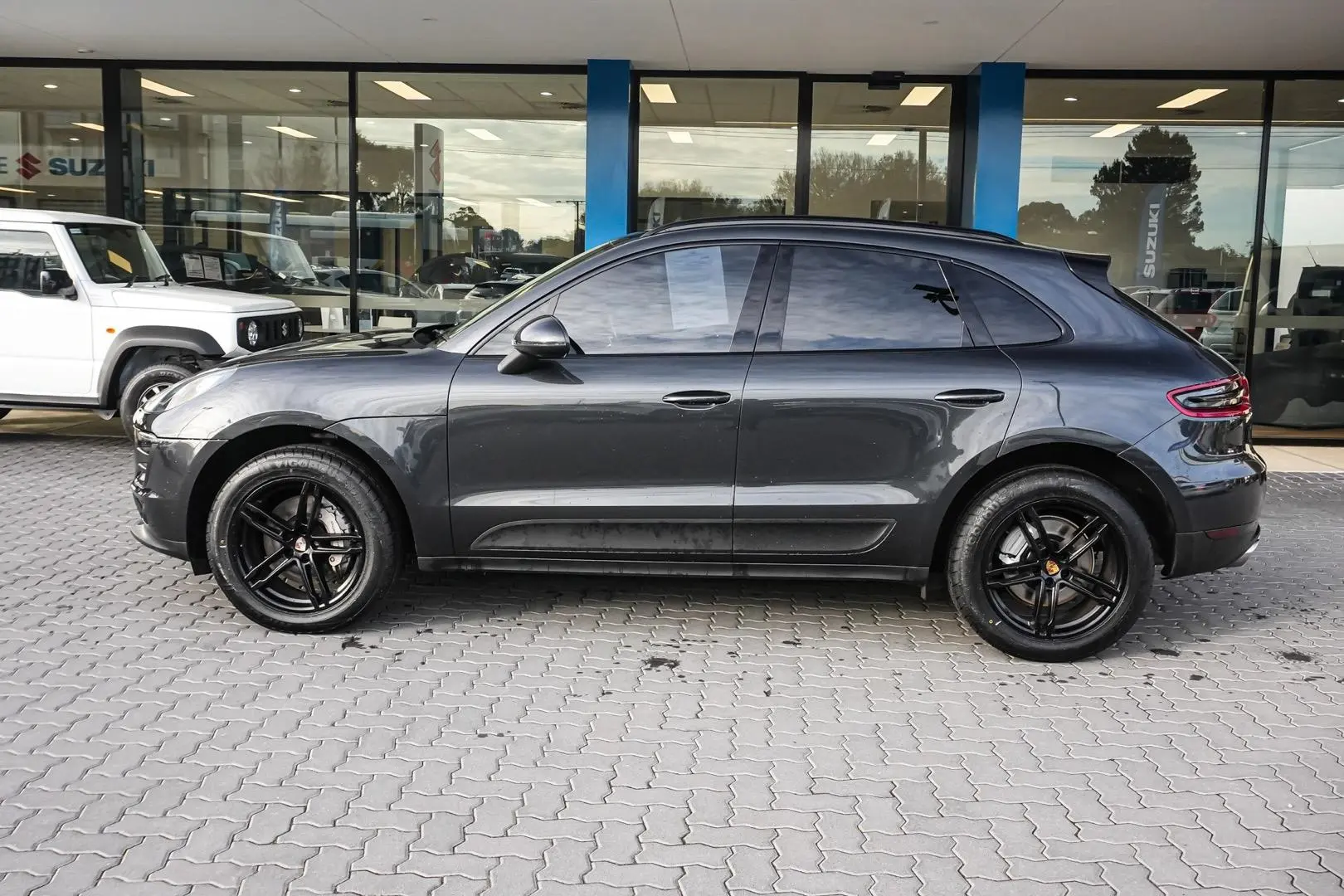 2018 Porsche Macan Gallery Image 4