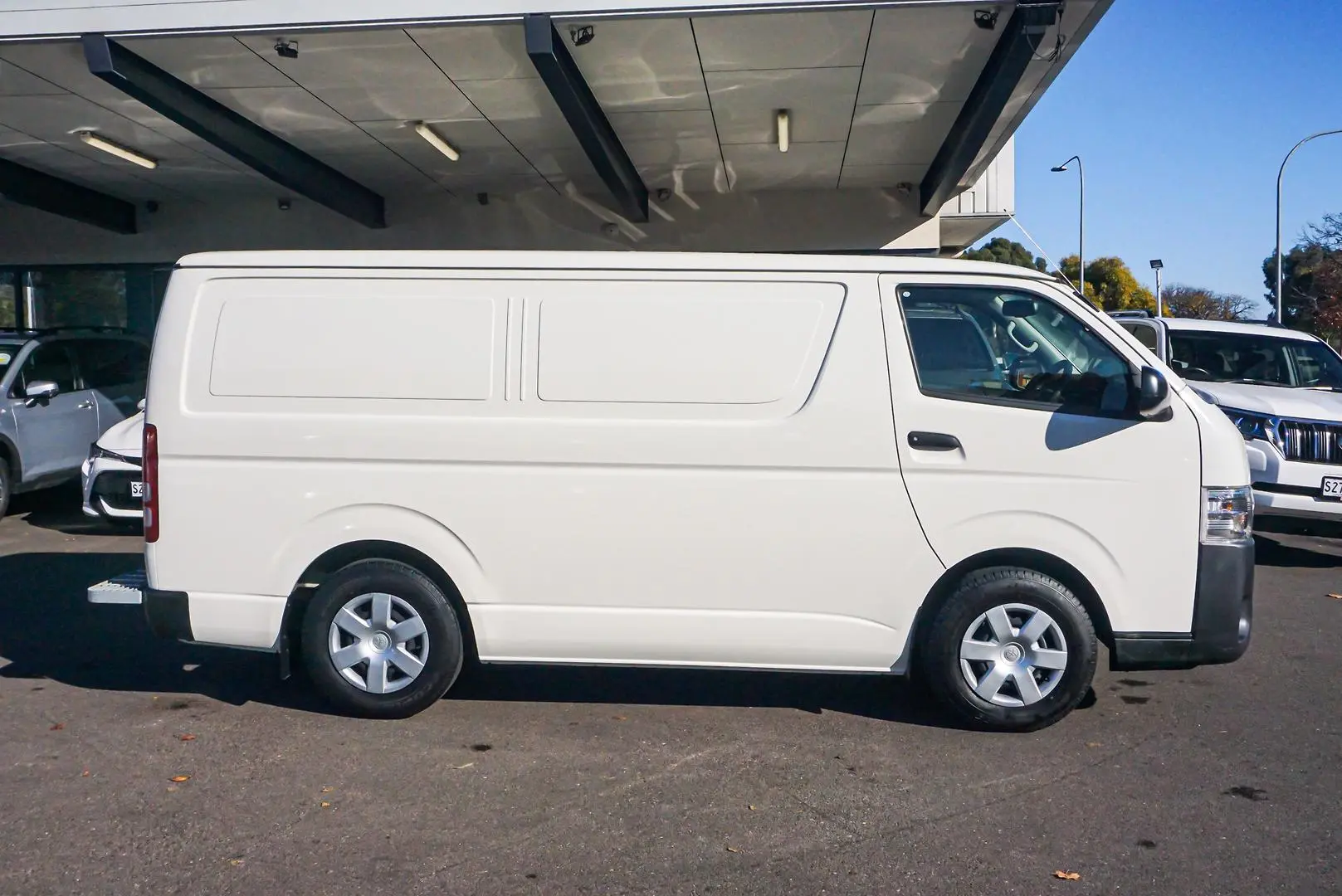 2018 Toyota Hiace Gallery Image 3