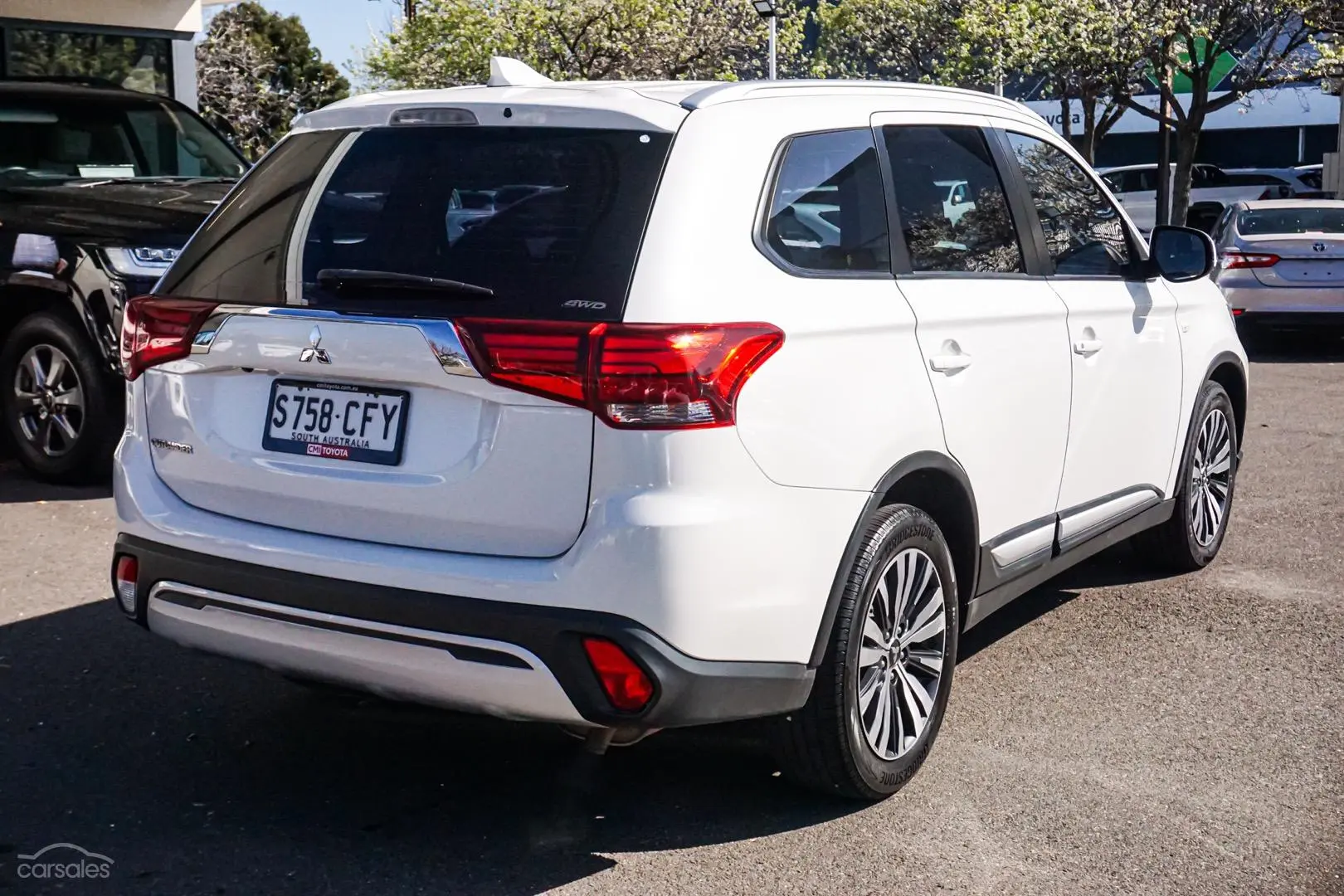 2019 Mitsubishi Outlander Image 3