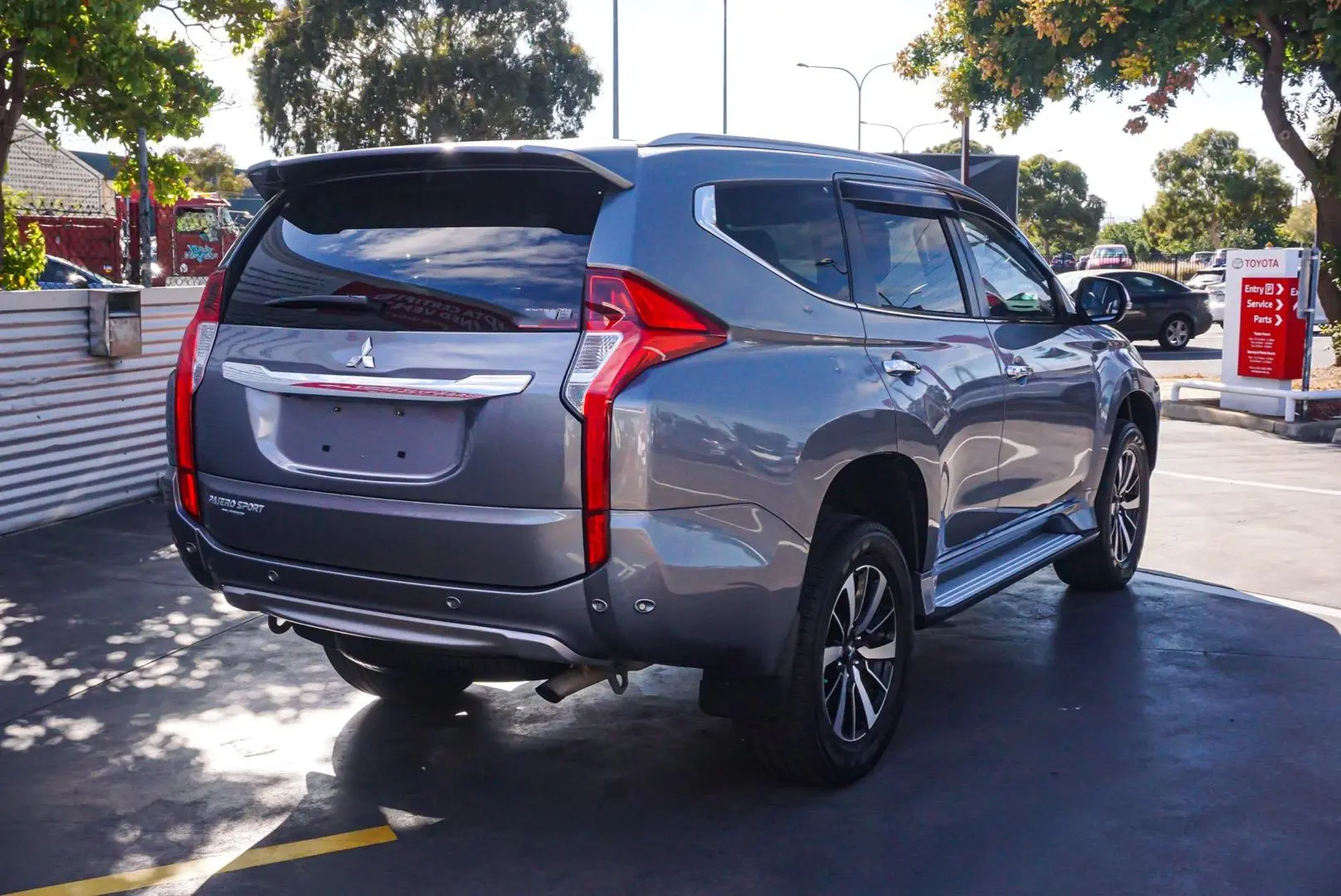 2017 Mitsubishi Pajero Sport Gallery Image 2