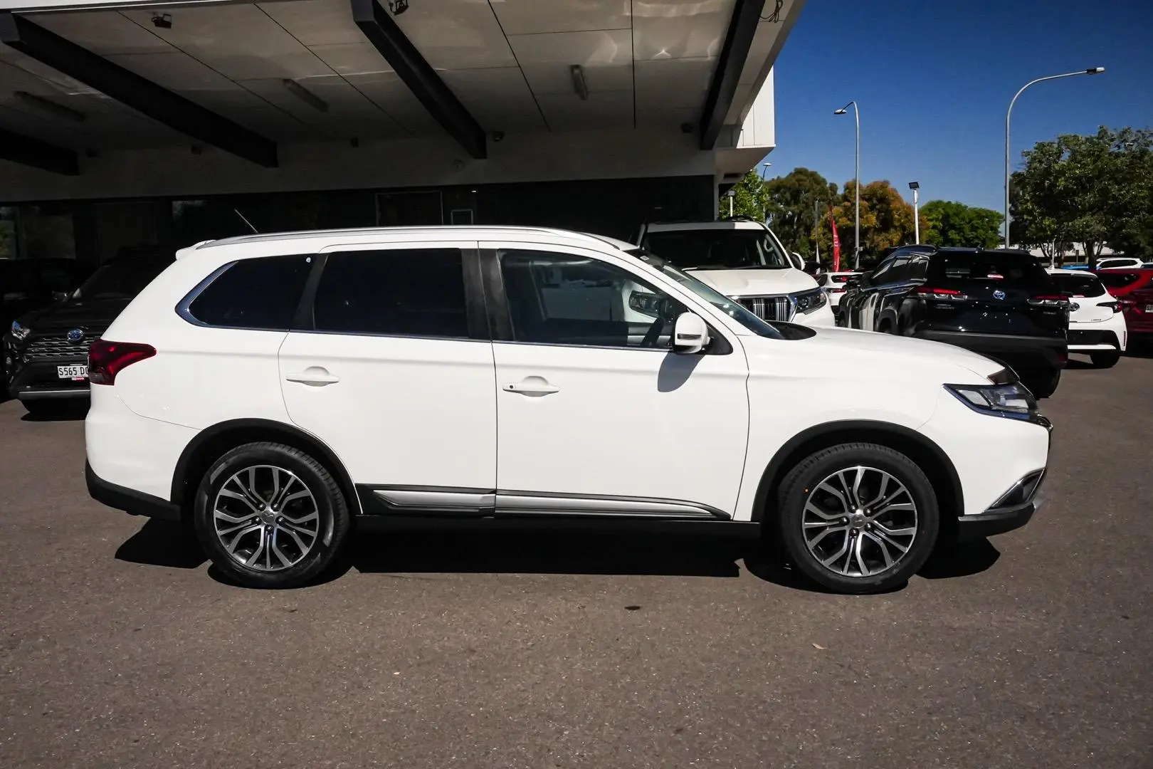 2016 Mitsubishi Outlander Gallery Image 4