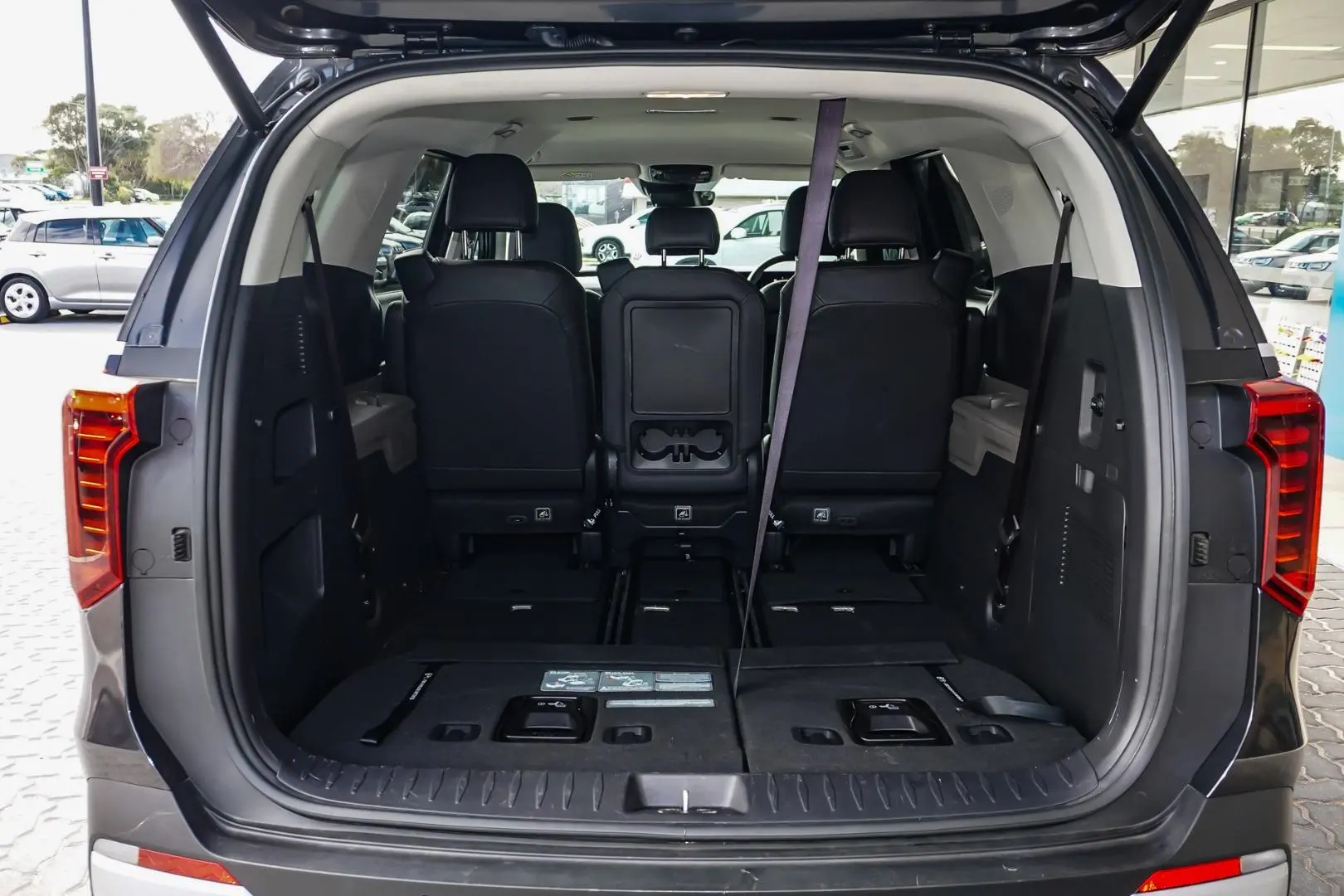 2024 Kia Carnival Gallery Image 10