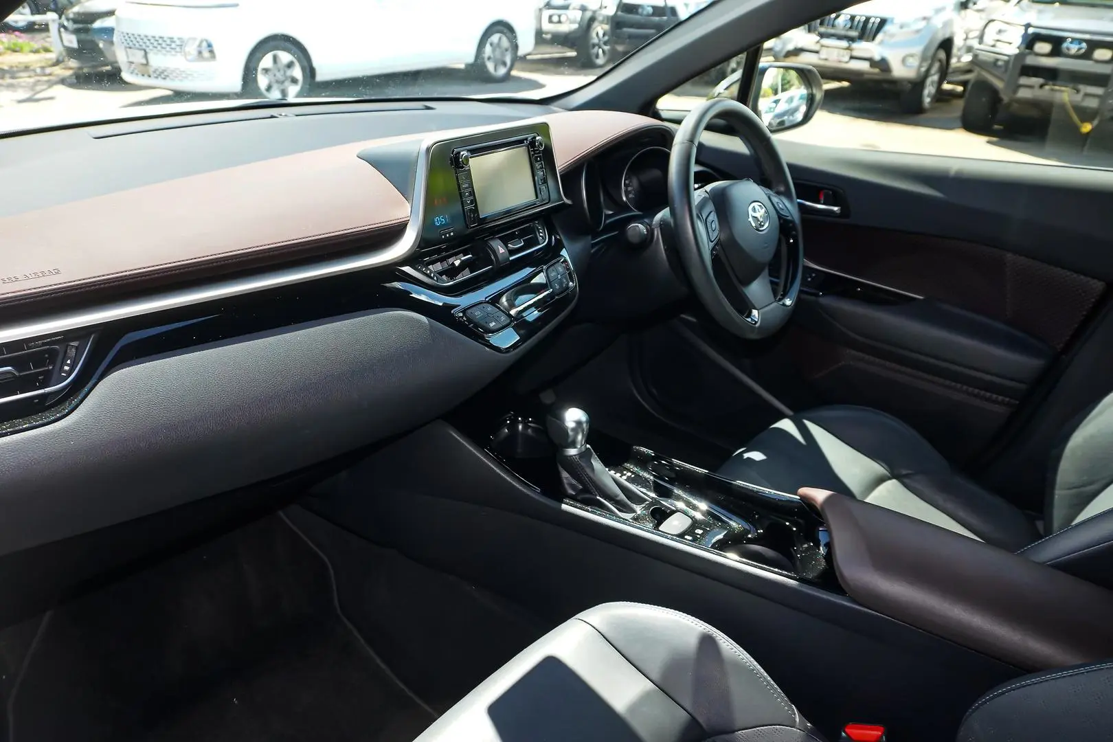 2019 Toyota C-HR Gallery Image 11