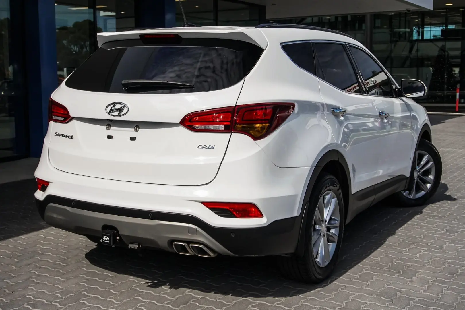 2017 Hyundai Santa Fe Gallery Image 2