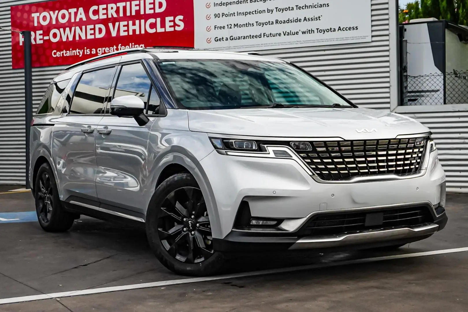 2021 Kia Carnival Gallery Image 2