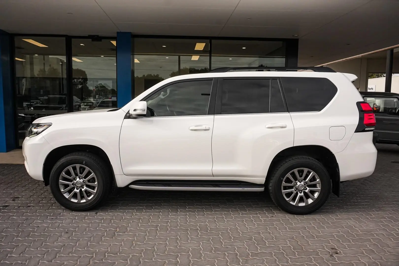 2020 Toyota Landcruiser Prado Gallery Image 4