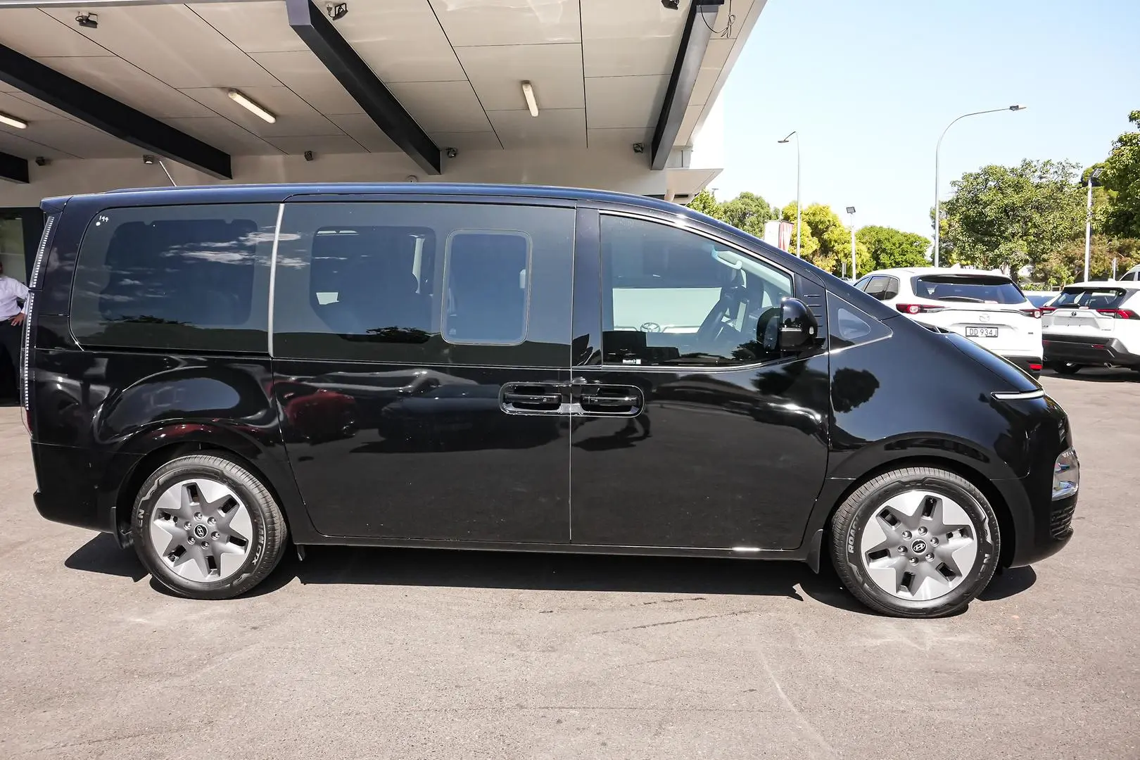 2024 Hyundai STARIA Gallery Image 4