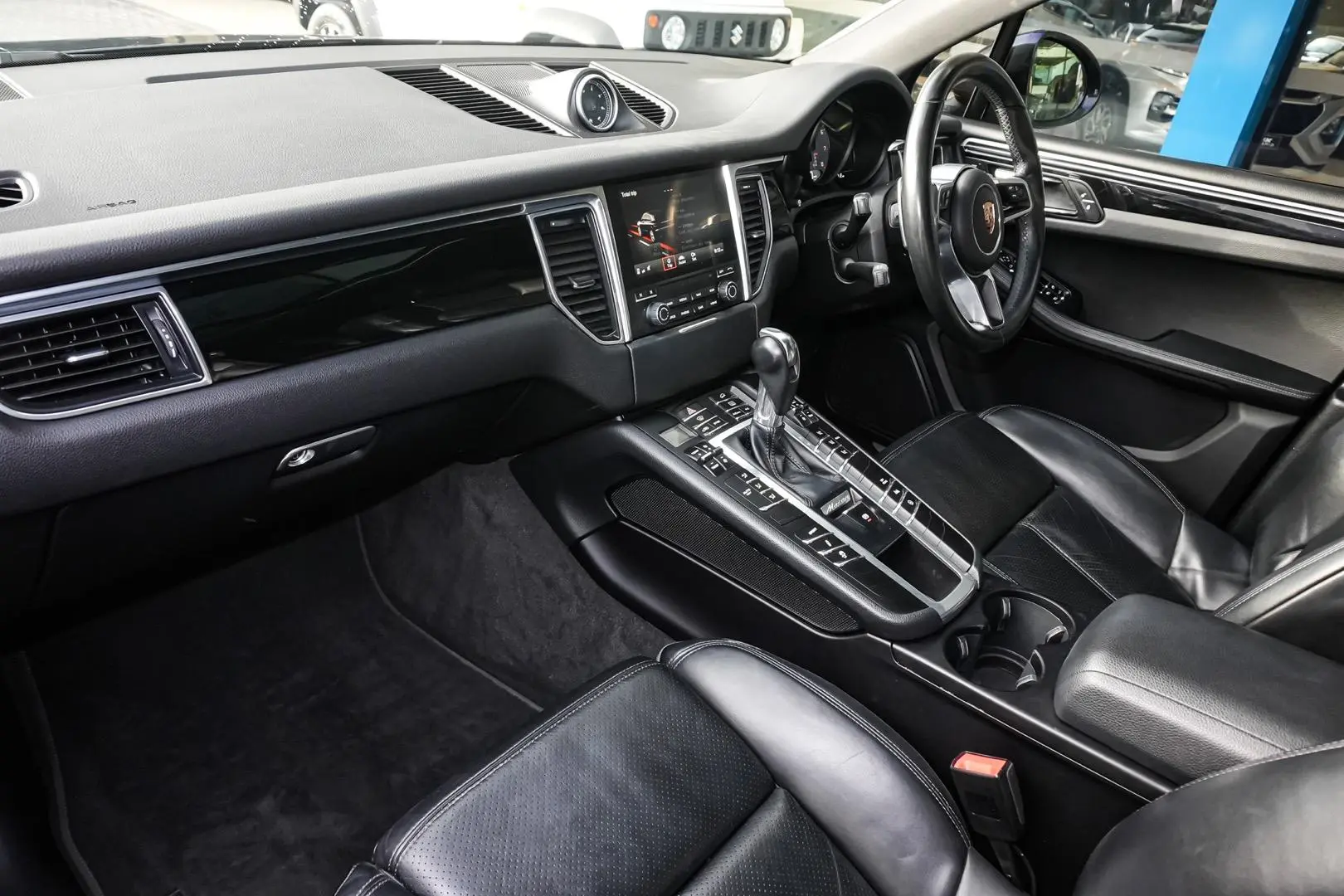 2018 Porsche Macan Gallery Image 10
