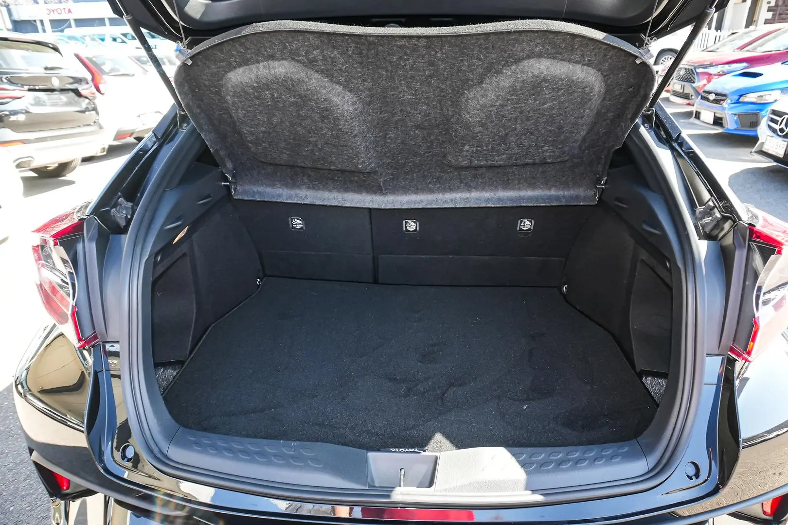 2018 Toyota C-HR Gallery Image 7