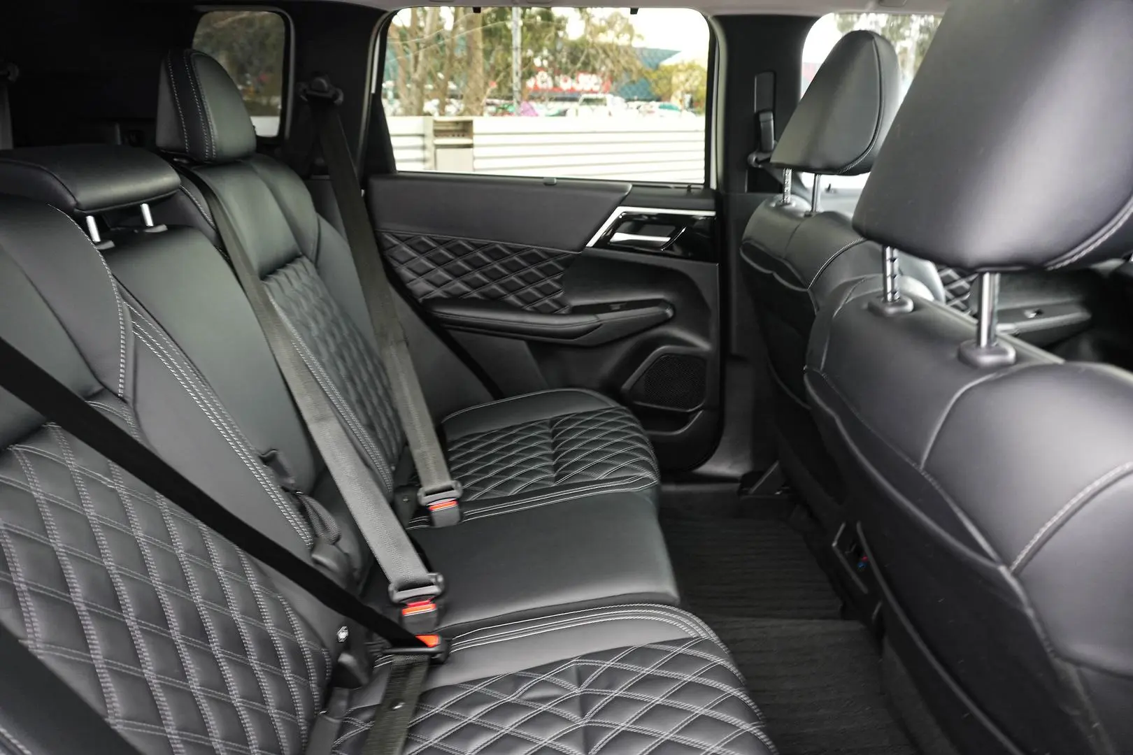 2023 Mitsubishi Outlander Gallery Image 16
