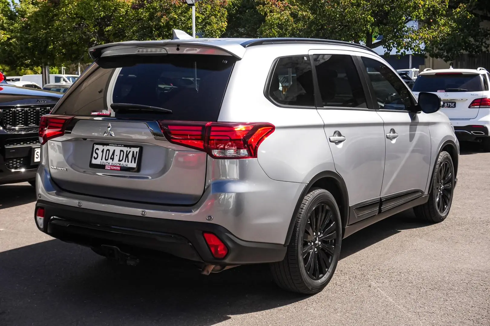 2020 Mitsubishi Outlander Gallery Image 3