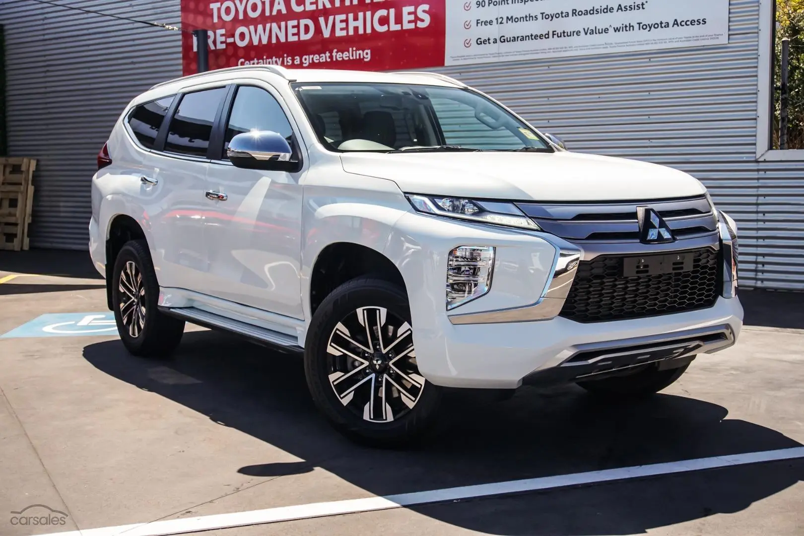 2020 Mitsubishi Pajero Sport Image 1