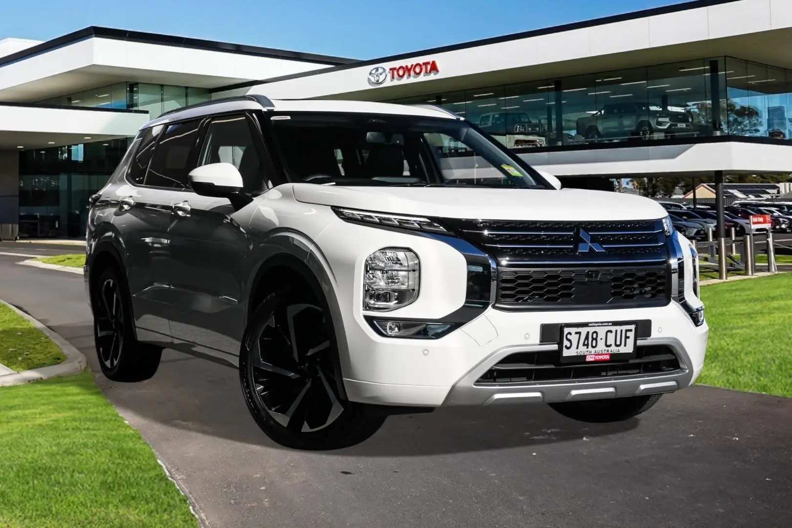 2023 Mitsubishi Outlander Gallery Image 1