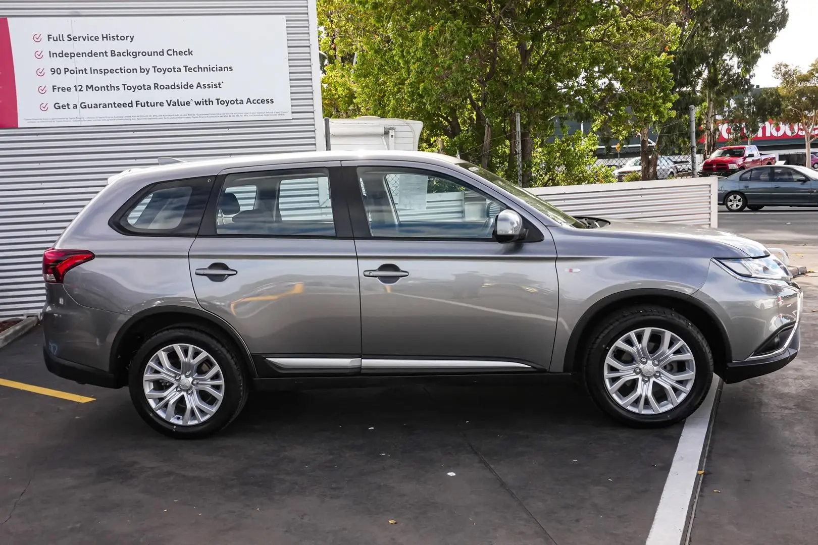 2021 Mitsubishi Outlander Gallery Image 4