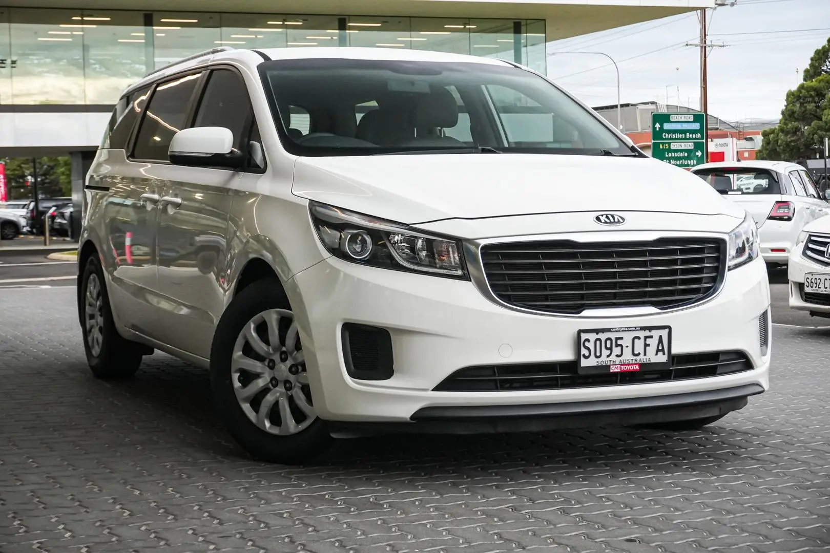2018 Kia Carnival Gallery Image 2