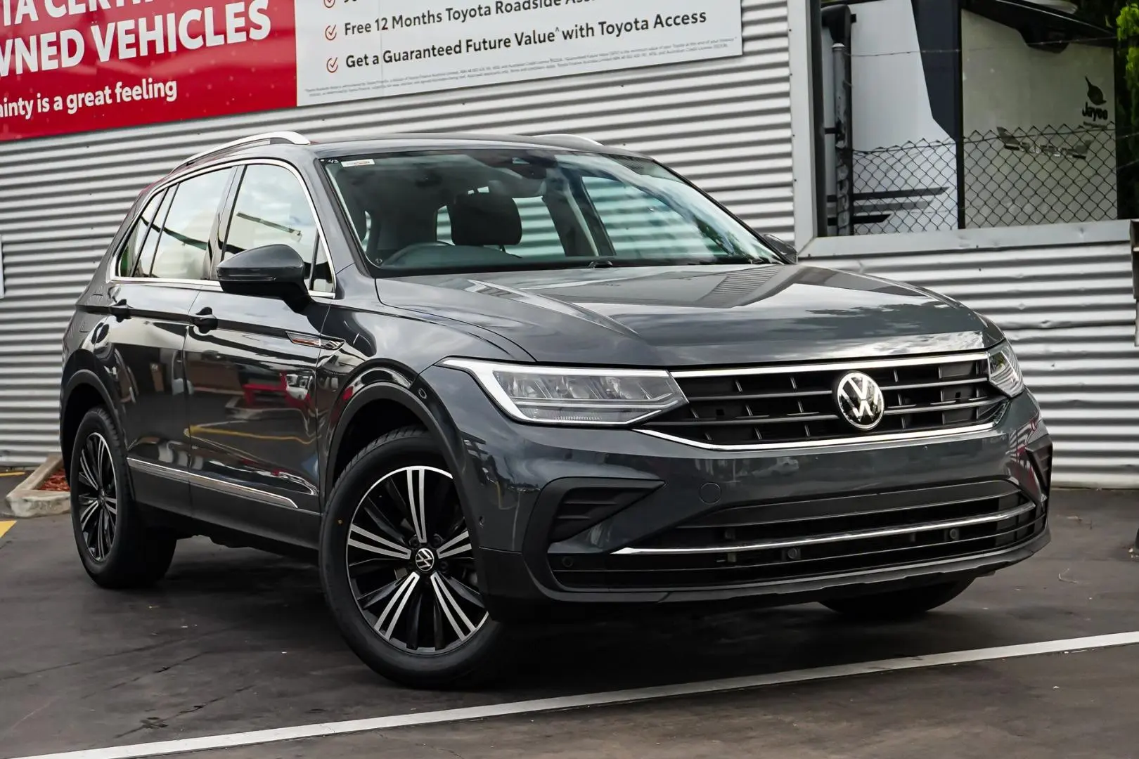 2023 Volkswagen Tiguan Gallery Image 2