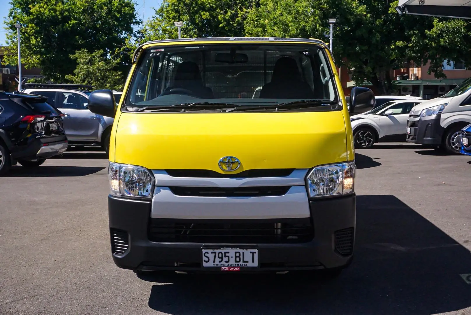 2016 Toyota Hiace Gallery Image 4