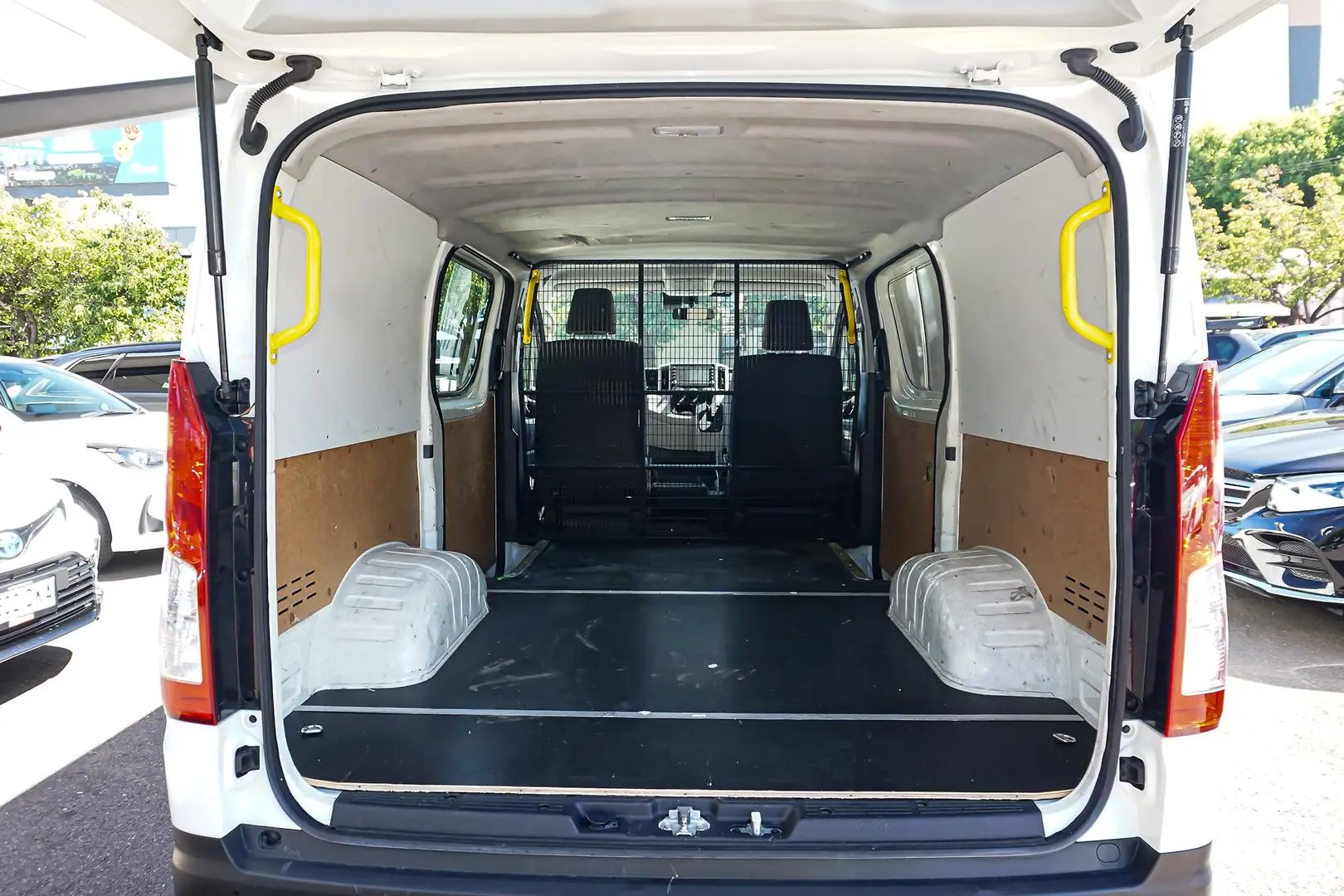 2020 Toyota Hiace Gallery Image 8