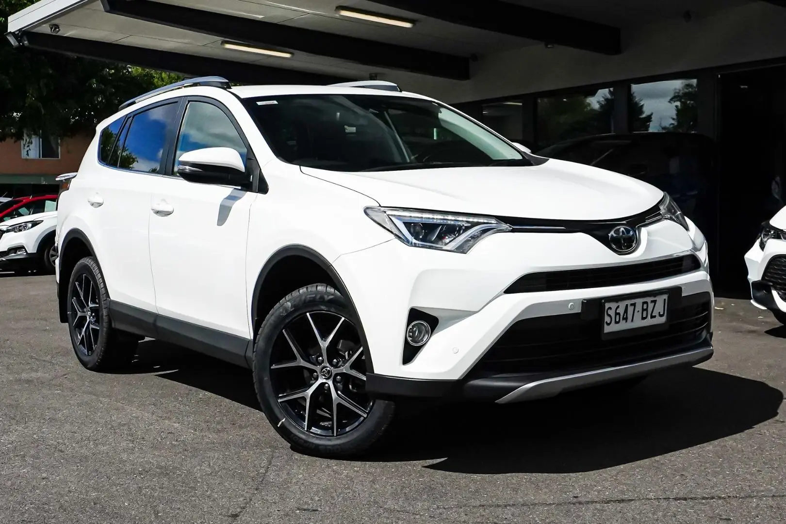 2018 Toyota RAV4 Gallery Image 2