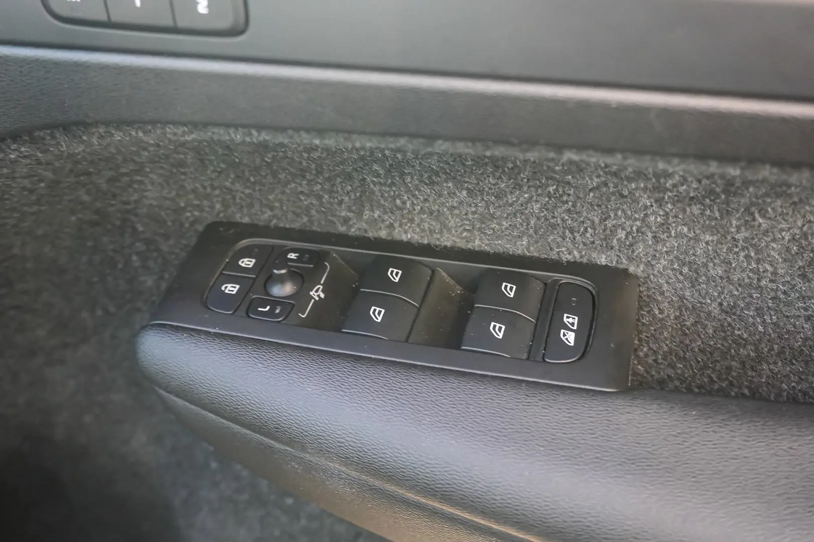 2023 Volvo XC40 Gallery Image 17