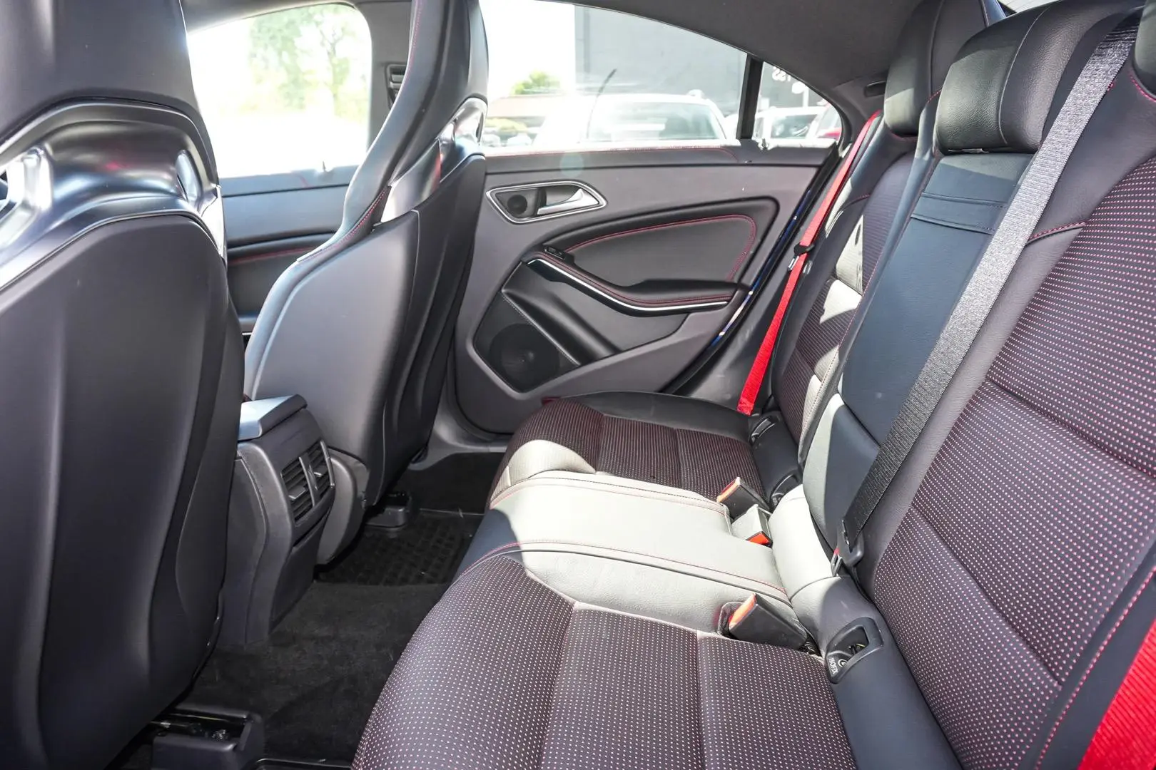 2016 Mercedes-Benz CLA-Class Gallery Image 8