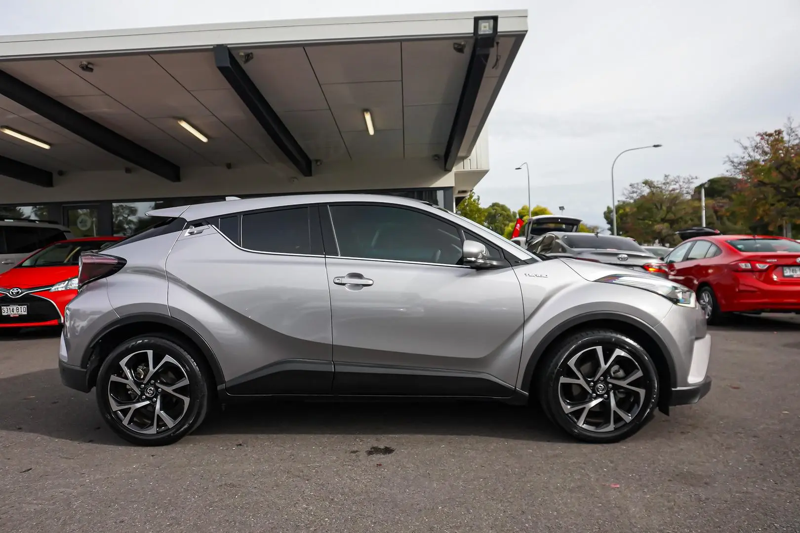 2017 Toyota C-HR Gallery Image 4