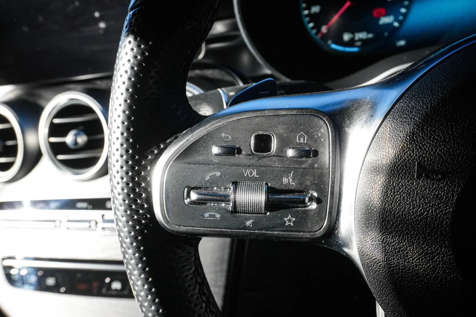 2021 Mercedes-Benz GLC-Class Gallery Image 20