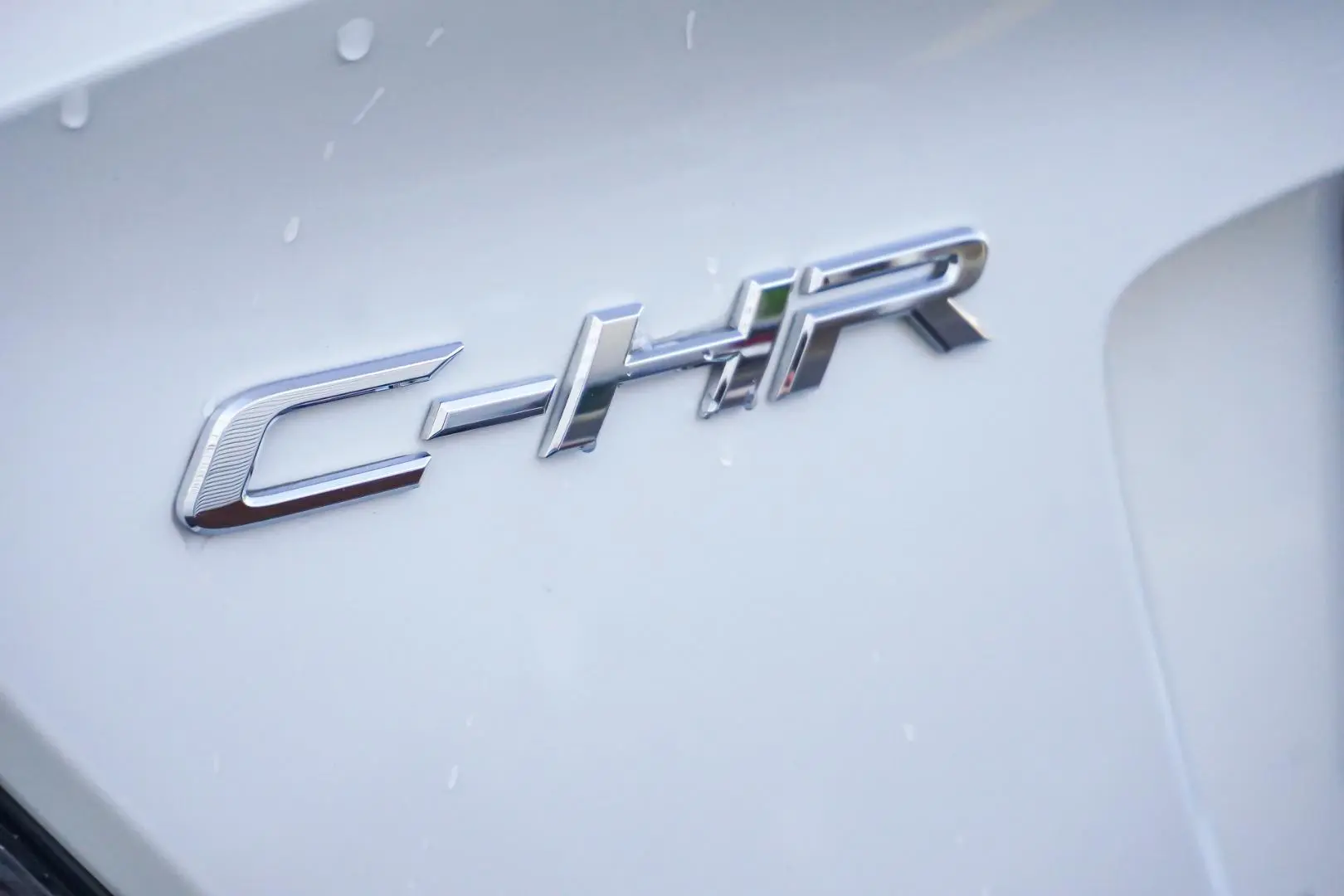 2017 Toyota C-HR Gallery Image 16