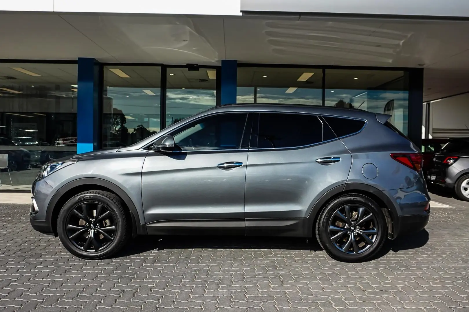 2017 Hyundai Santa Fe Gallery Image 3