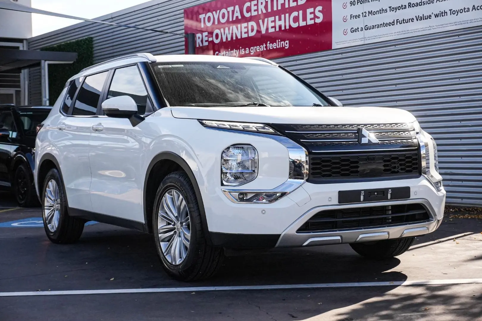 2024 Mitsubishi Outlander Gallery Image 2