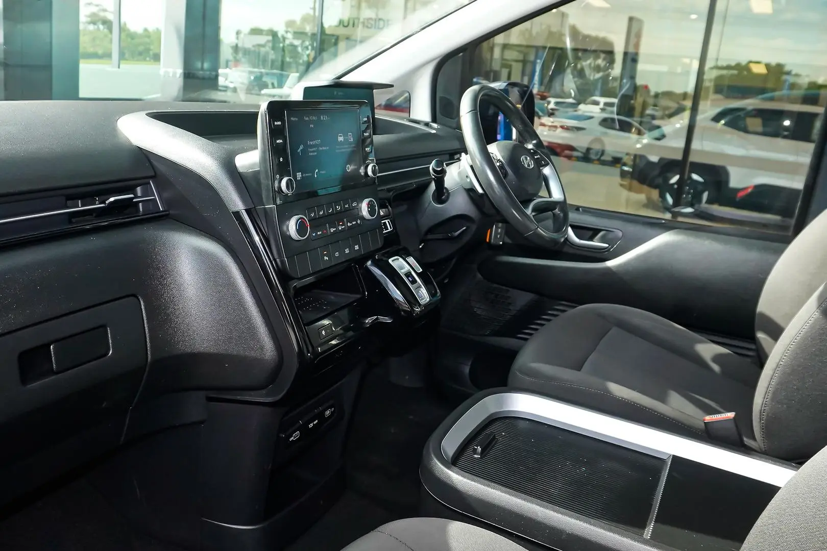 2023 Hyundai STARIA Gallery Image 12