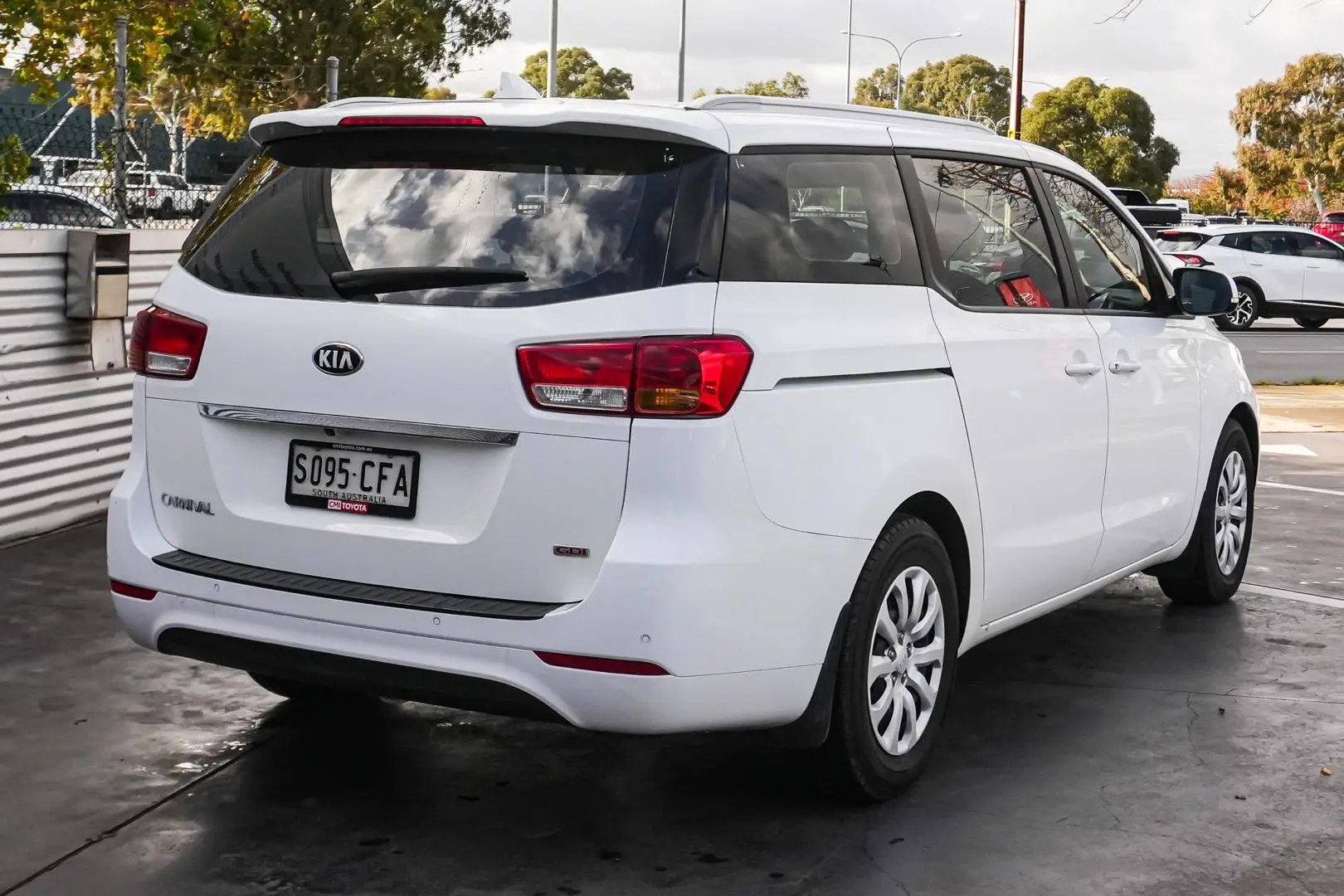 2018 Kia Carnival Gallery Image 3