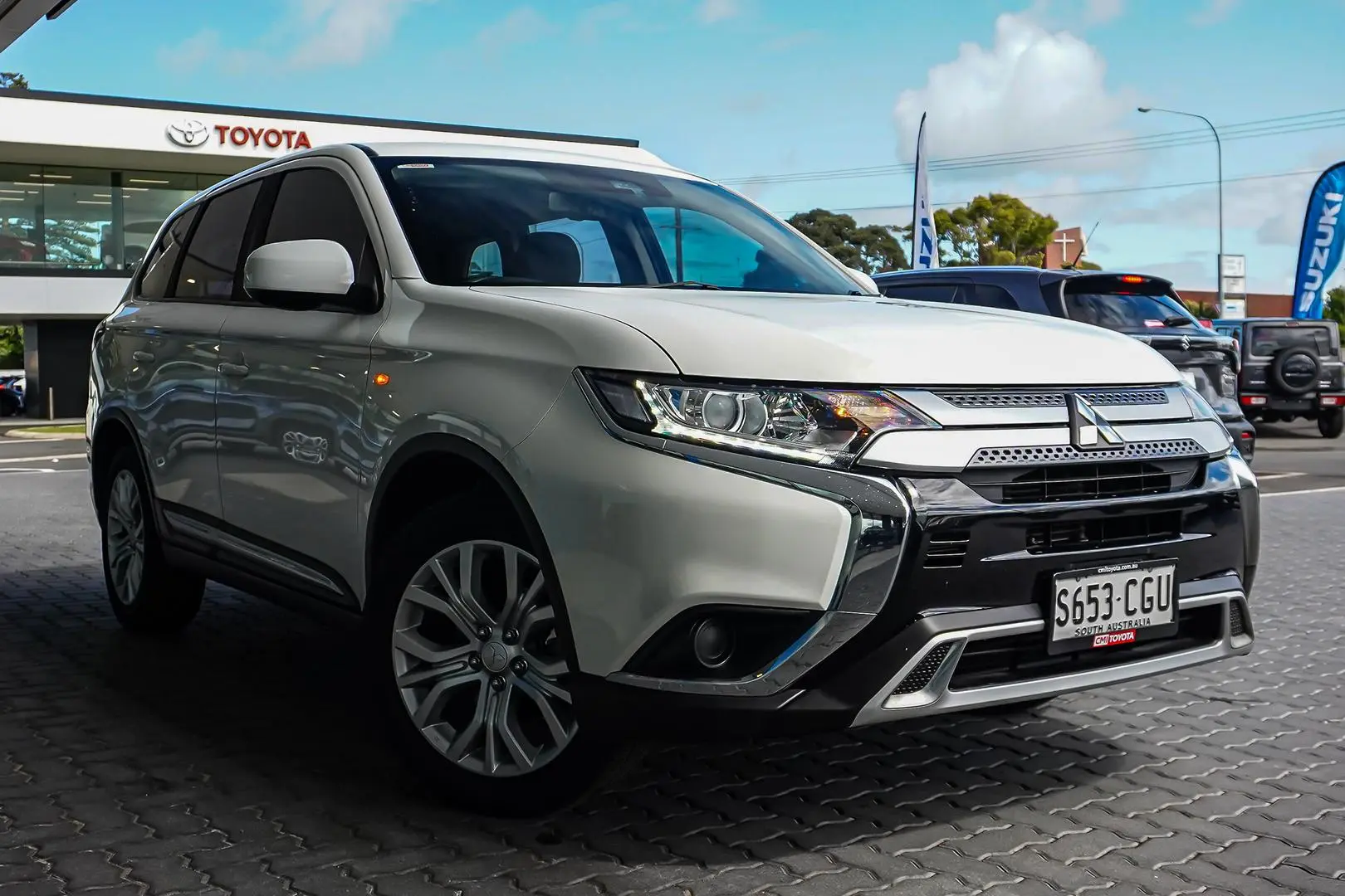 2020 Mitsubishi Outlander Gallery Image 2