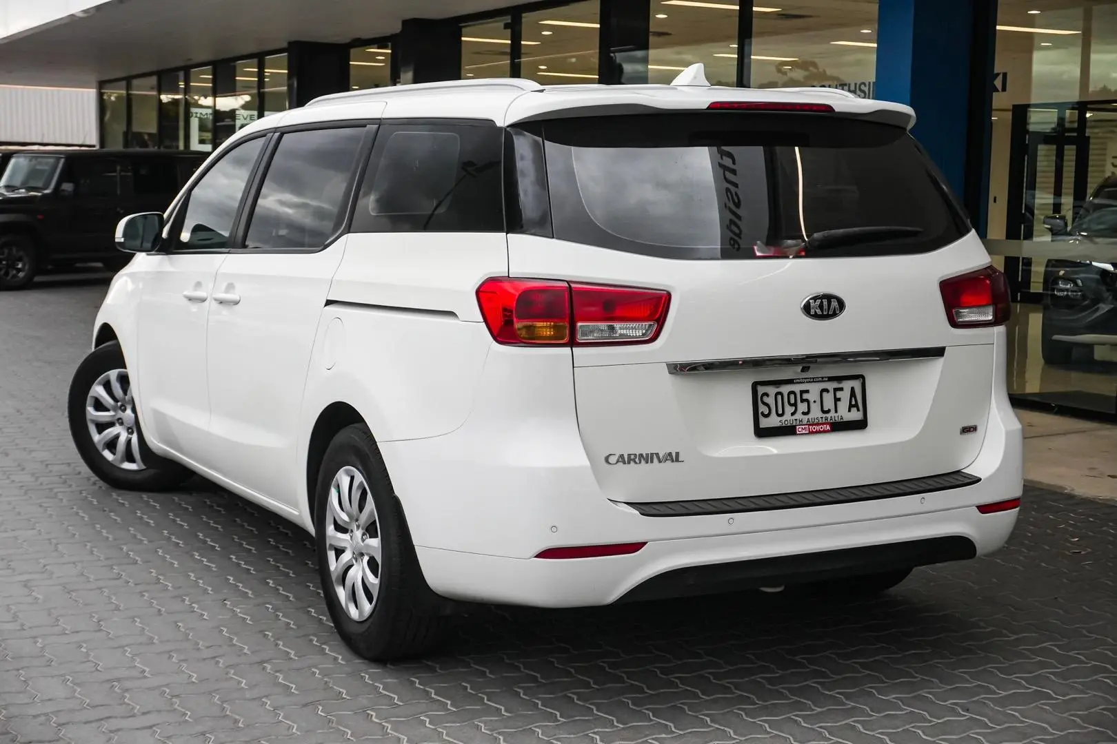 2018 Kia Carnival Gallery Image 3