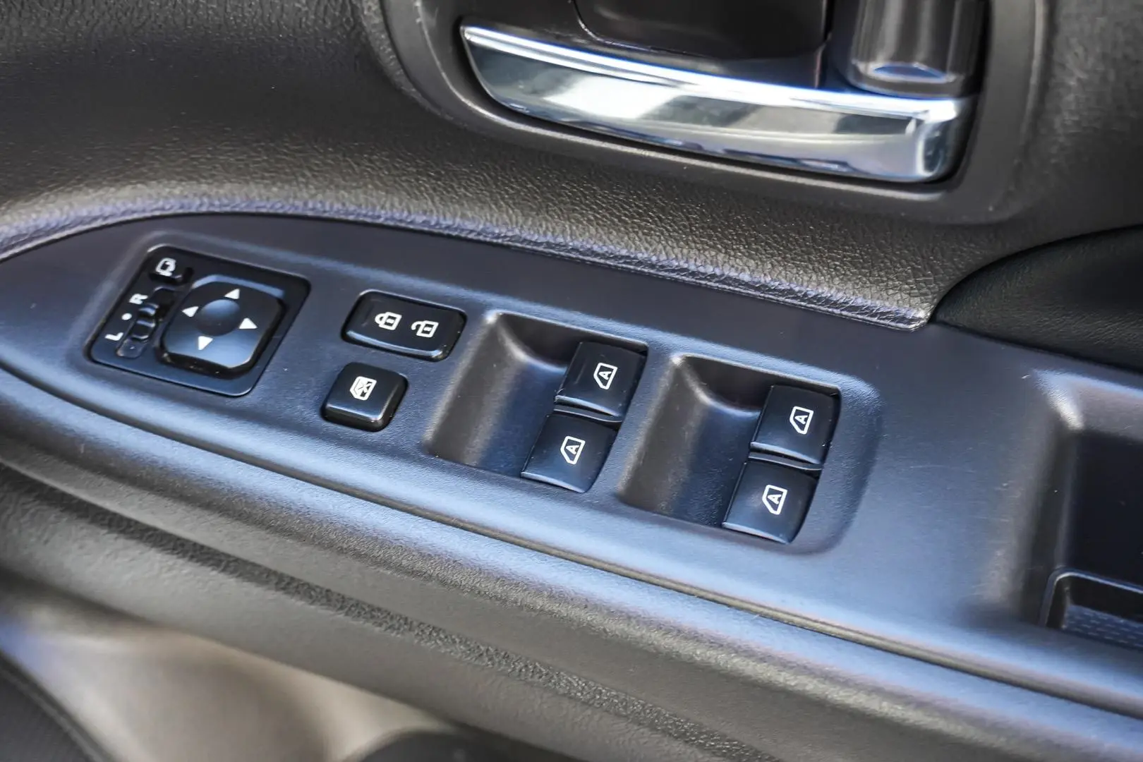 2019 Mitsubishi Outlander Gallery Image 16