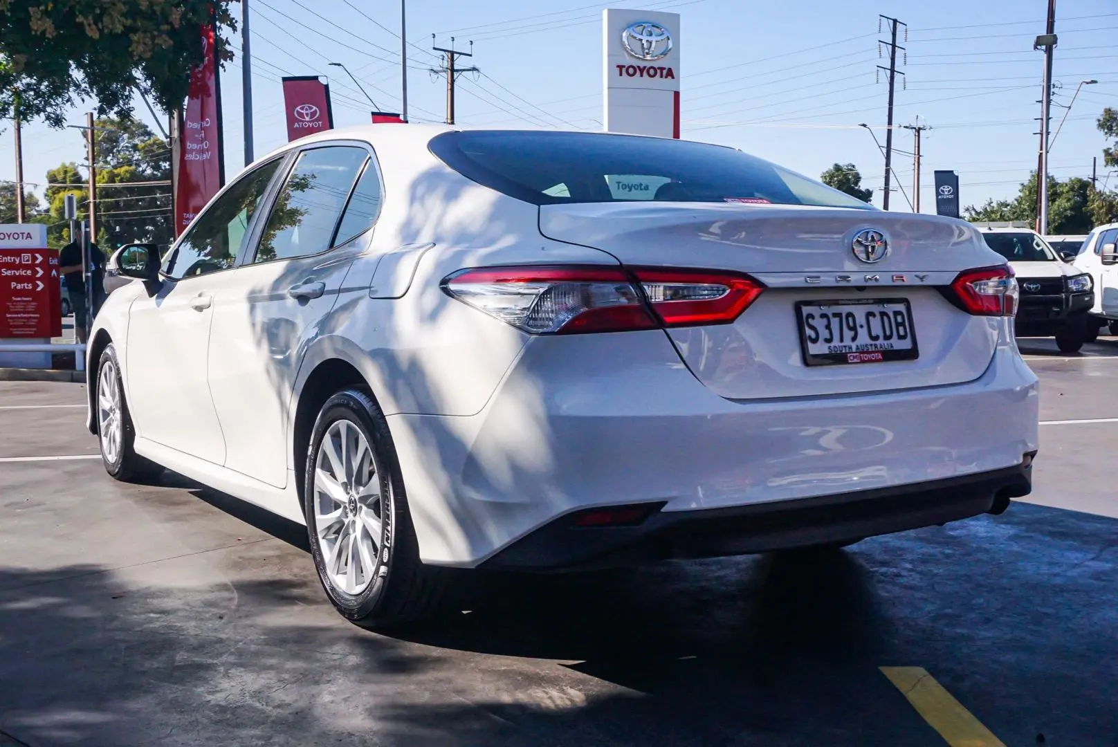 2019 Toyota Camry Gallery Image 2