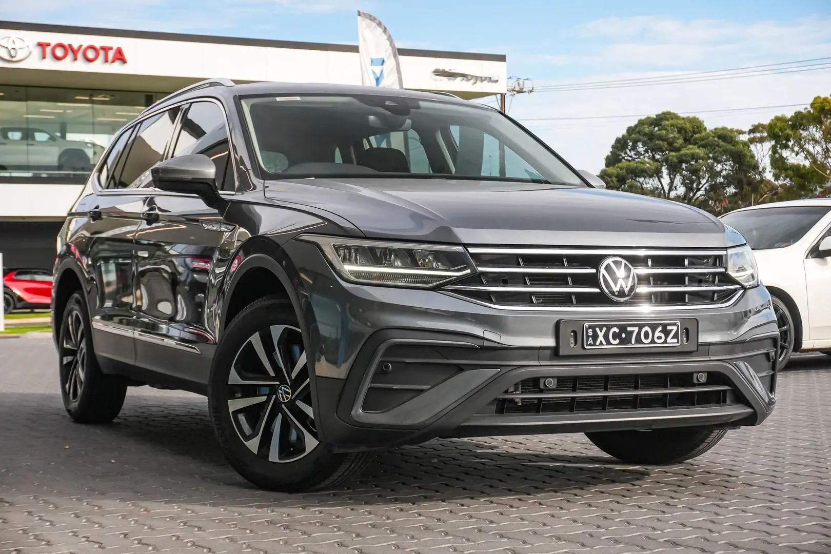 2022 Volkswagen Tiguan Gallery Image 2